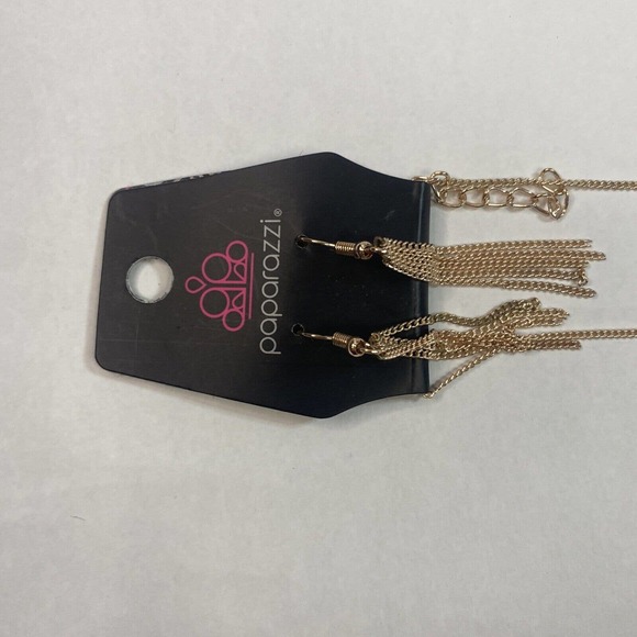 Beautiful Paparazzi Jewelry New Earrings And Necklace Set Feather And Chains - Picture 5 of 12